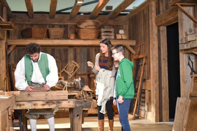 L’atelier d’un ébéniste depuis lequel les visiteurs revivent la prise de la Bastille.